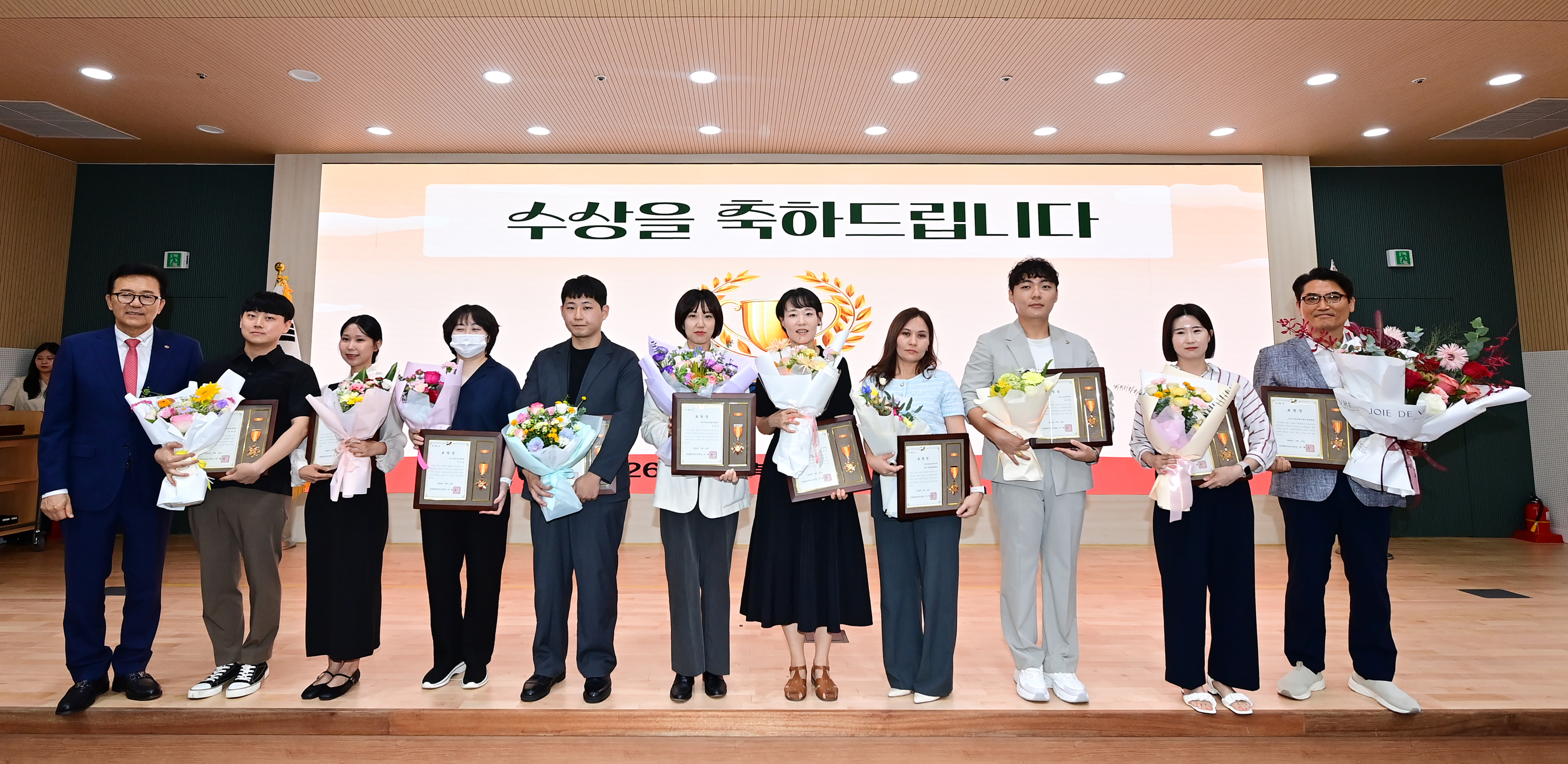 연수구는 지난 15일 구청 대회의실과 송죽원에서 구민과 사회복지 관계자가 참석한 가운데 제26회 연수구 사회복지의 날 기념행사를 성황리에 마쳤다